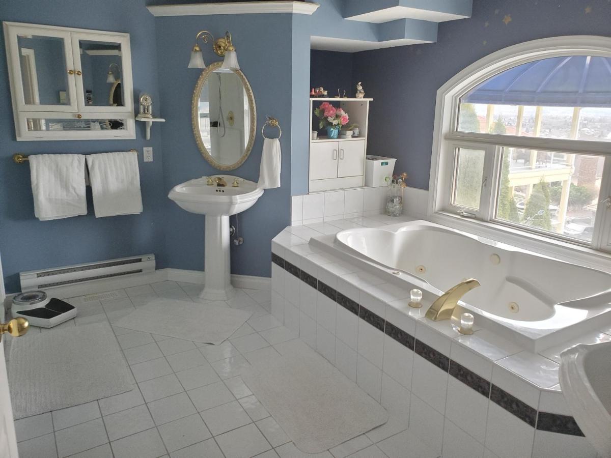 Lakeview House With 4 Rooms Kelowna Near Downtown & Knox Moutain ภายนอก รูปภาพ